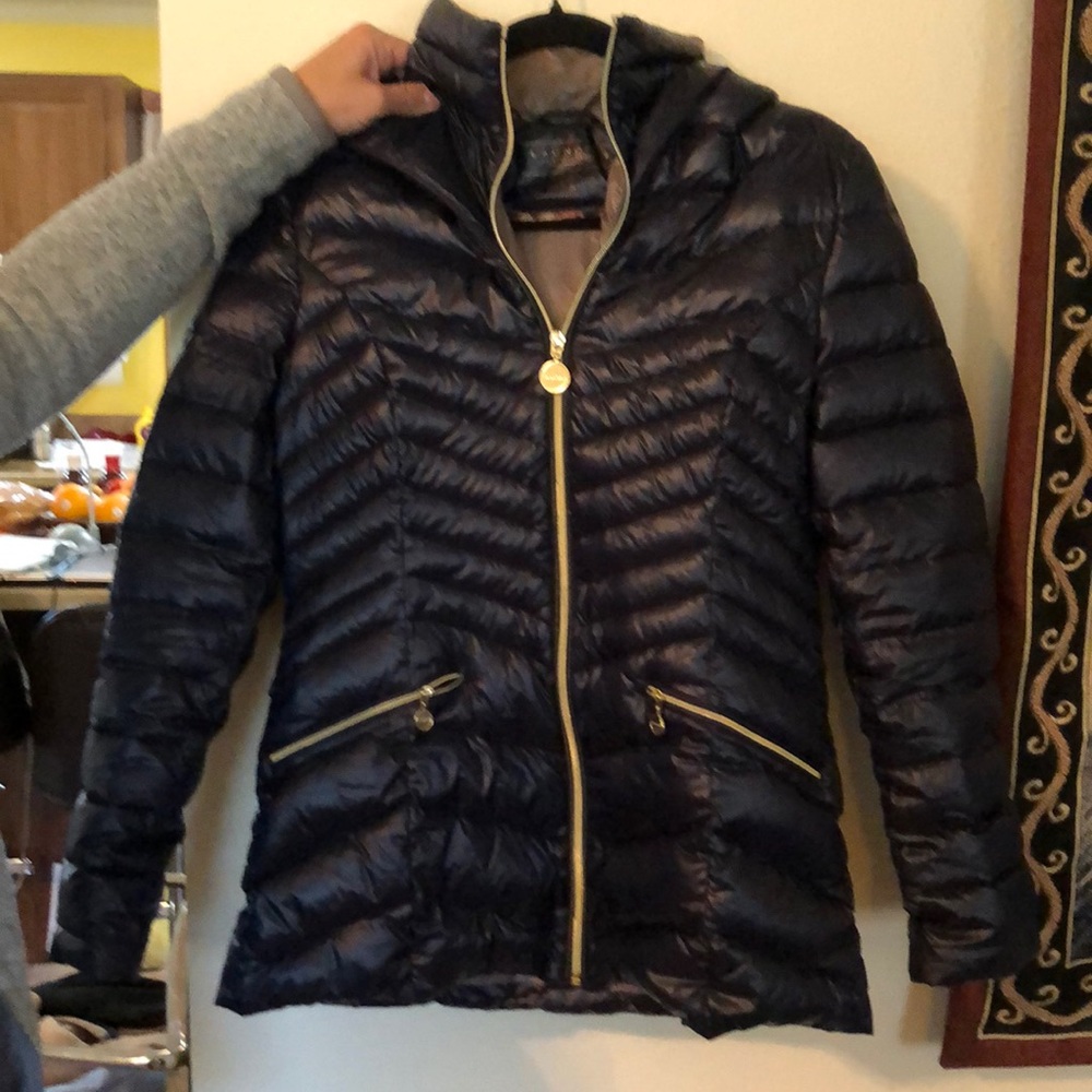 Laundry by Shelli Segal puffer jacket with hood.